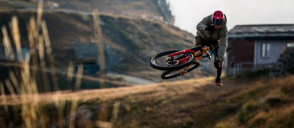 Bluegrass-rogue-core-mips-mtb-enduro-helmet-vincent-tupin-1